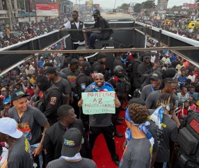 放狠话×2！民主刚果游行庆典，巴坎布举标语：葡萄牙尽在掌握